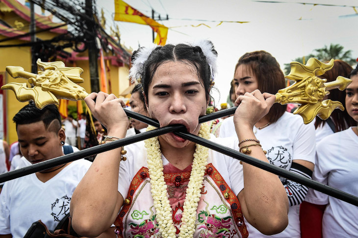 Покалечь себя нежно: Вегетарианский фестиваль 2016 в Таиланде
