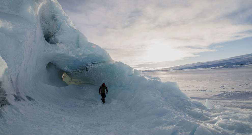 Айсберг в районе крупнейшего поселения и исследовательского центра в Антарктике