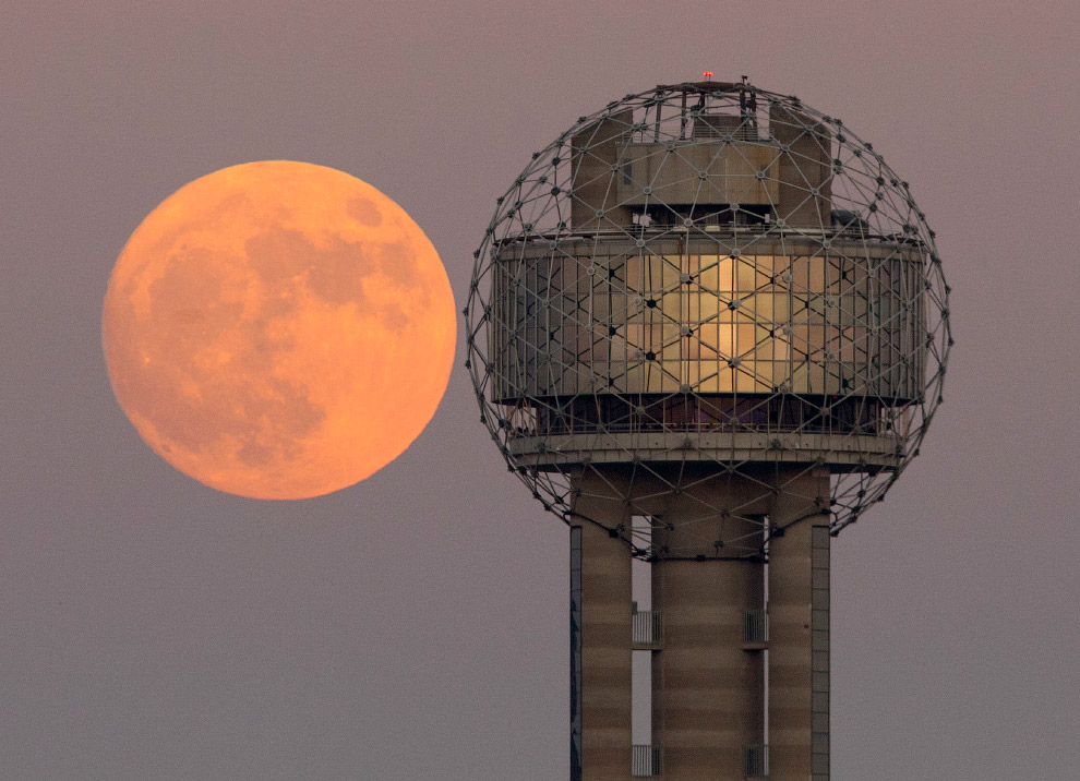 Самая большая Луна за 70 лет в центре города Даллас