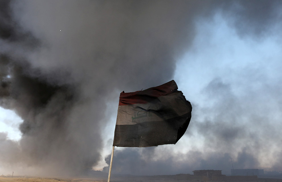 Почерневший от нефти иракский флаг