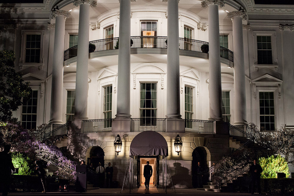 У Белого дома. Президент только что вышел из вертолета, приземлившегося на лужайке