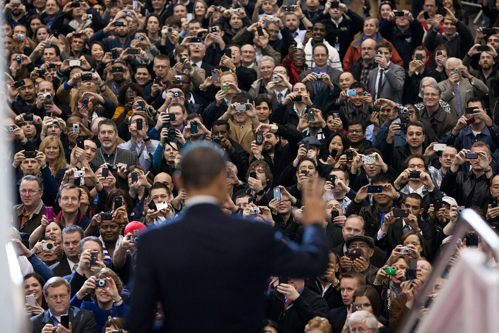 Президент Барак Обама выходит из Дримлайнера 787, чтобы поприветствовать рабочих завода