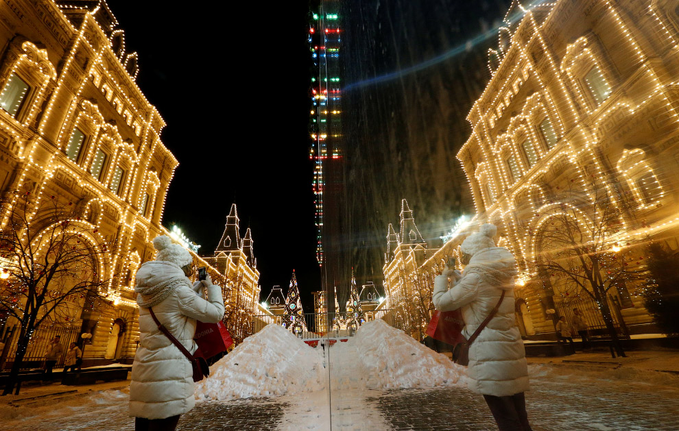 Рождественская иллюминация в ГУМе на Красной площади в Москве
