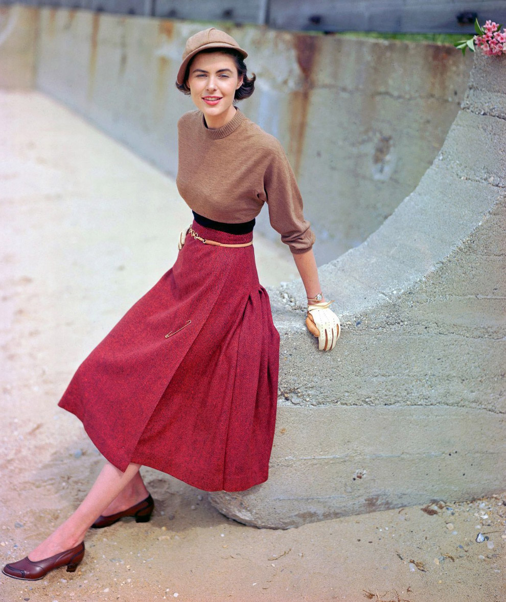 Юбка от Слот, свитер от Маджестик, и шляпка от Бетмар, 1949 год.