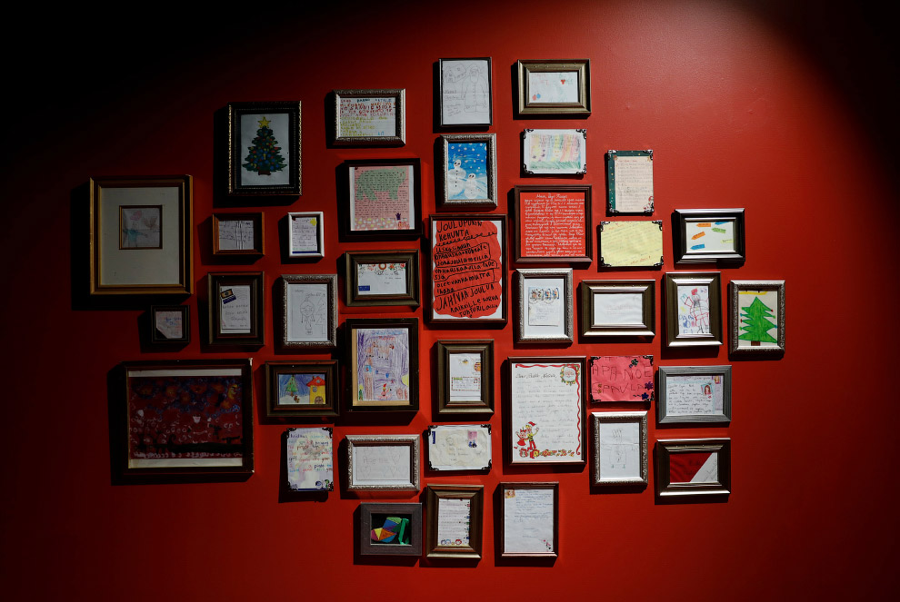 В офисе Санта Клауса на стене винят особо ценные письма