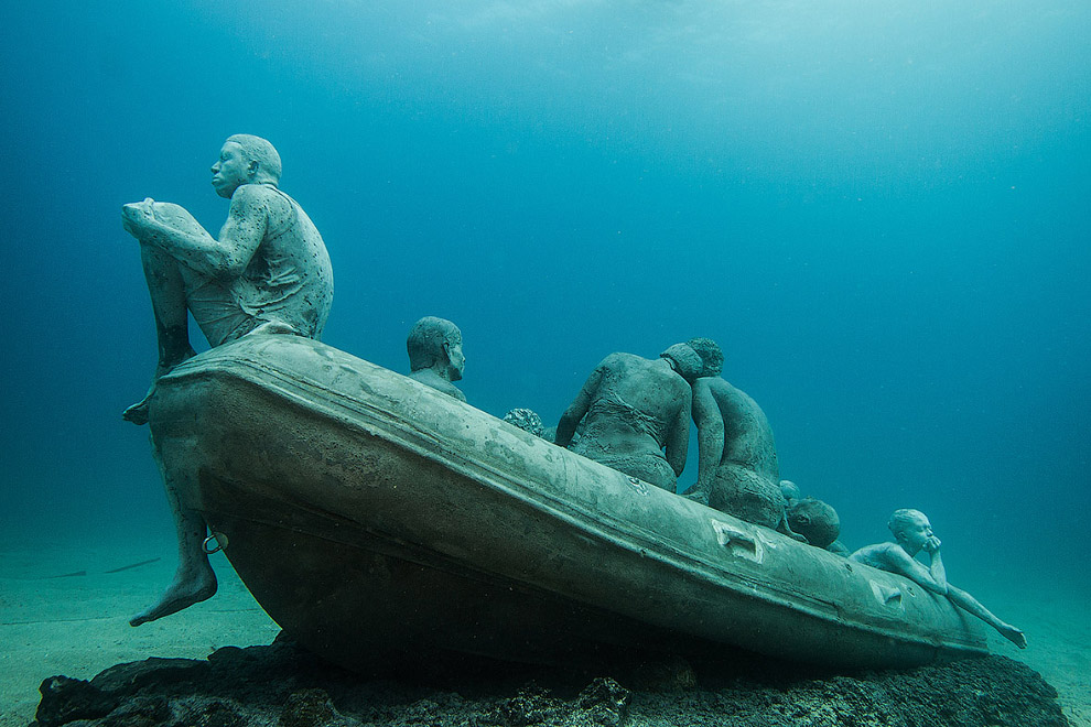 Инсталляция «Плот Лампедузы» — затонувшая шлюпка с мигрантами