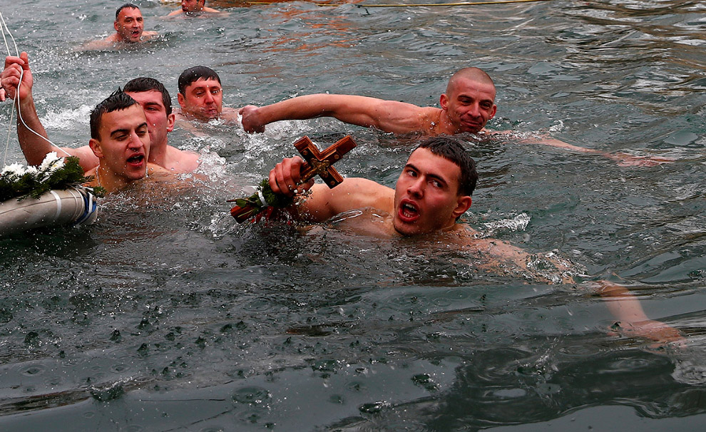 В Восточной Европе традиция празднования Богоявления отличается от русской. Верующие сербы не окунаются три раза в воду, а устраивают заплывы за крестом