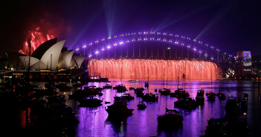 Фейерверки в честь Нового года над Сиднейским оперным театром и мостом Харбор-Бридж