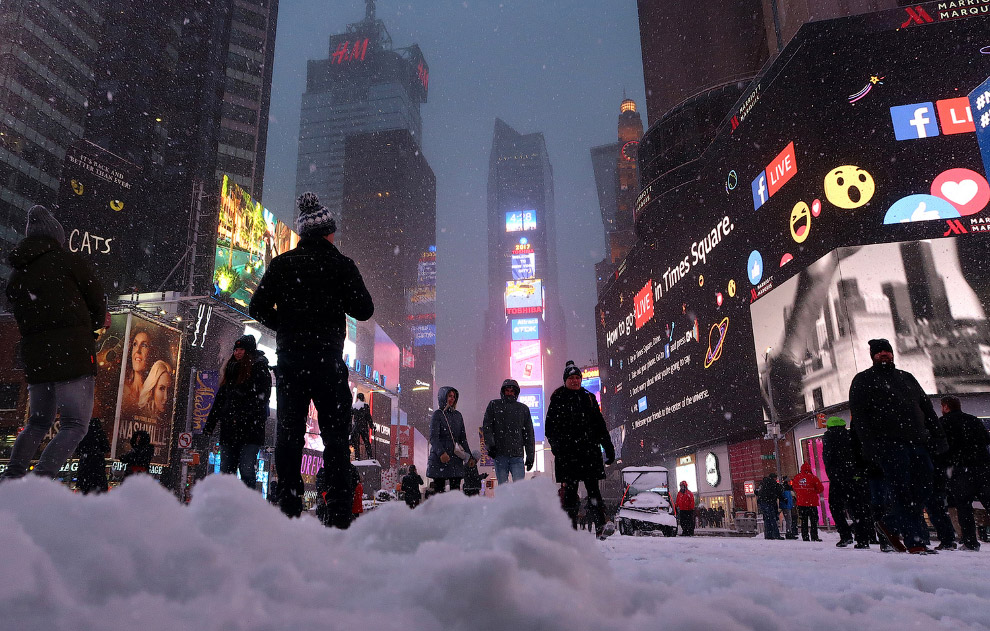 Таймс-сквер во время снежной бури в Нью-Йорке