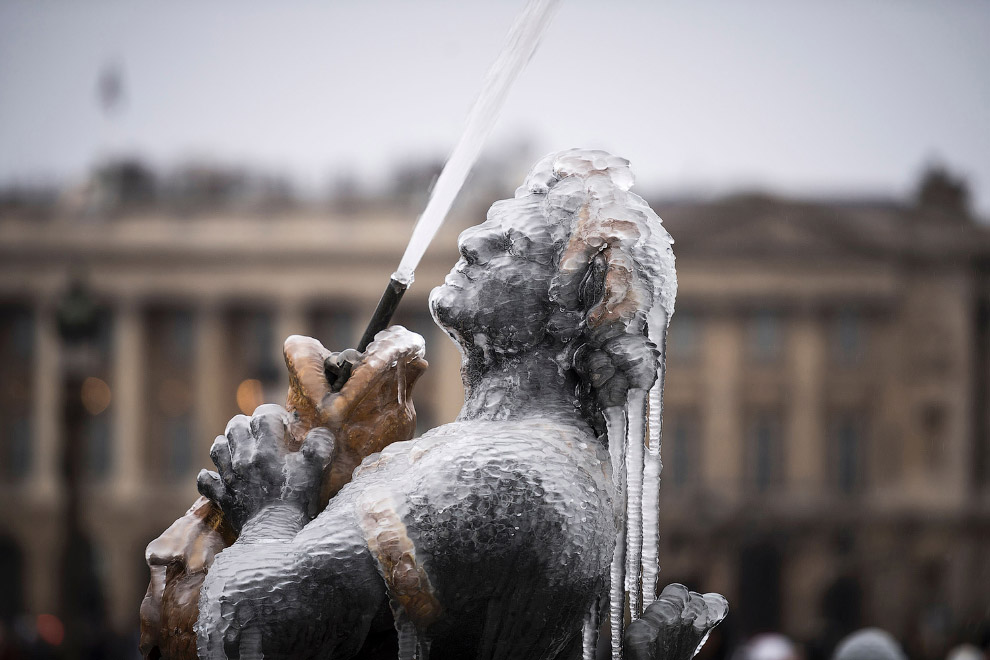 Замерзшая скульптура в фонтане Fontaine des Mers на площади Согласия в Париже