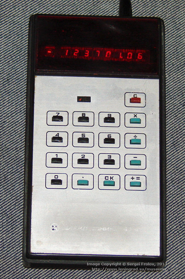 «Электроника Б3-10» — портативный электронный калькулятор, работающий от аккумулятора, 1974 год.