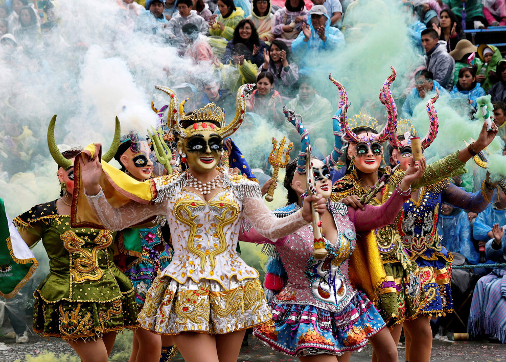 Девчата на карнавале в Боливии