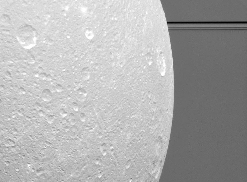 Великолепная Диона — естественный спутник Сатурна