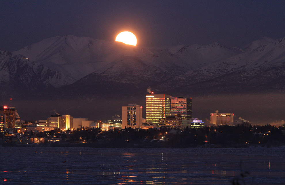 Луна над Анкориджем, штат Аляска