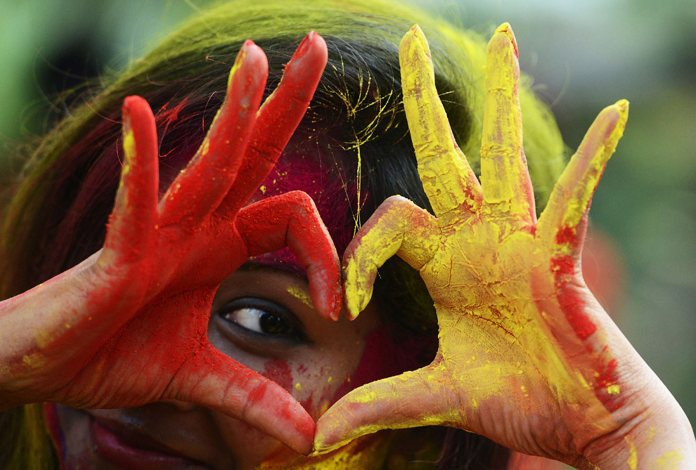 Индийские студенты празднуют Холи 2017 в Калькутте