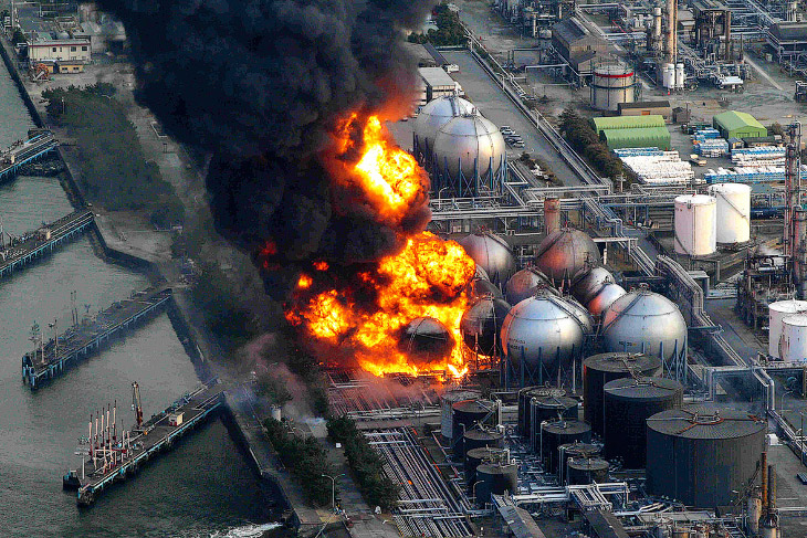 Газохранилища взорвались после землетрясения на нефтеперерабатывающем заводе Cosmo в городе Исихара, префектура Тиба