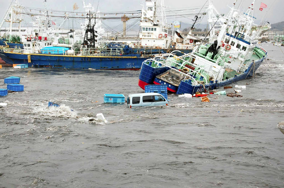 Рыбацкие корабли, машины, мусор — всё перемешалось в порту Онахама в городе Иваки
