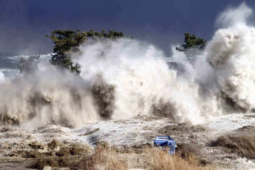 Волны цунами обрушились на побережье Минамисомы в префектуре Фукусима