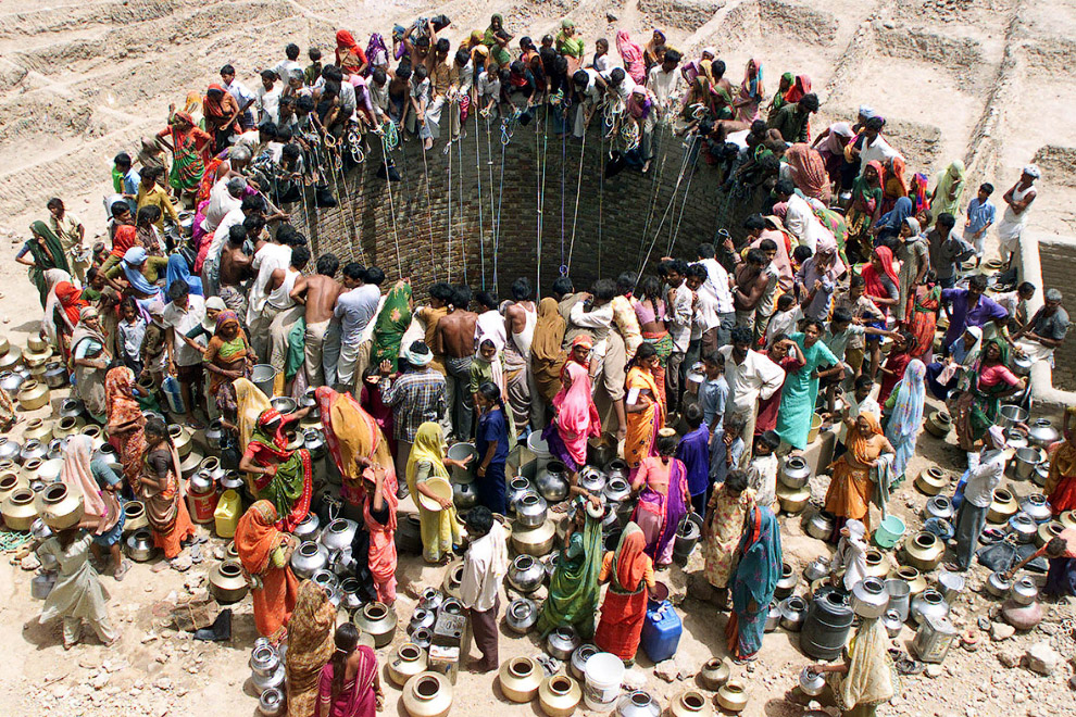 Очередь у огромного колодца с водой в индийском штате Гуджарат