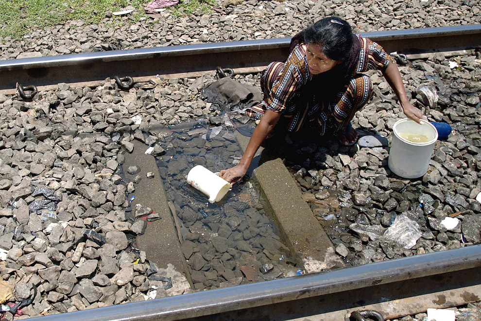 В Мумбаи питьевую воду можно набрать и из лужи. Главное, чтобы поезд не сбил