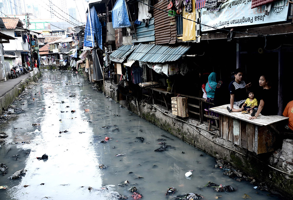 В районе трущоб в столице Индонезии Джакарте проходит вот такой канал с водой