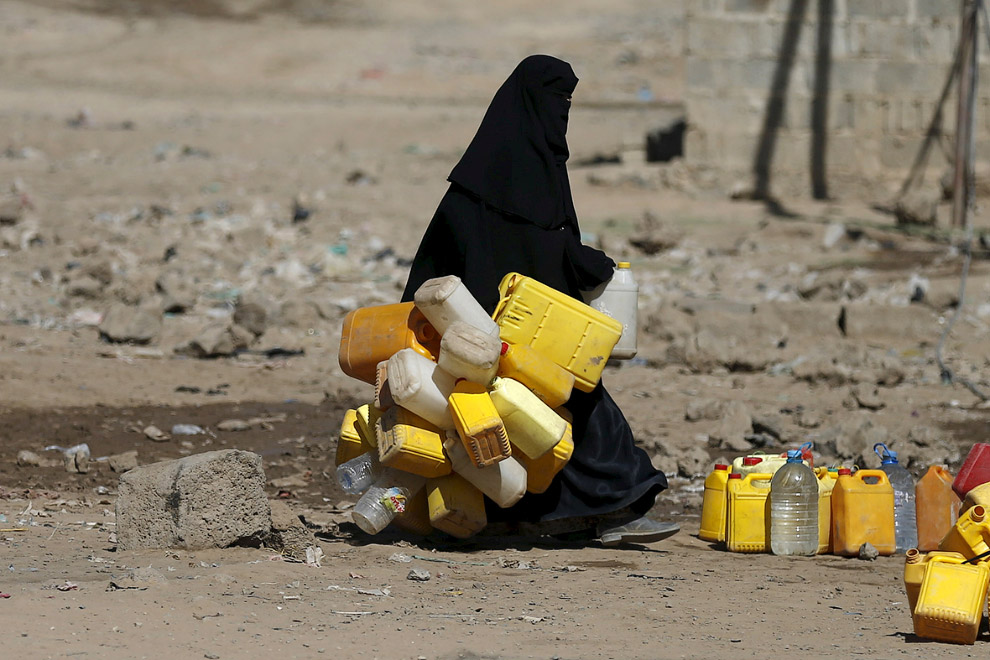 В этом районе Саны, Йемен все ходят на единственную колонку, пытаясь наполнить как можно больше емкостей.