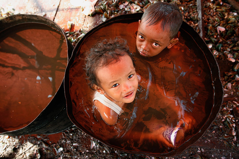 Ванна в трущобах в Джакарте, Индонезия