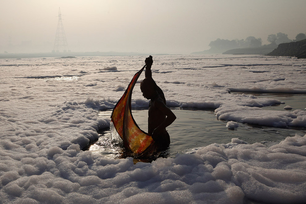 Стирка в реке Ямуна в Нью-Дели. Нет, это не снег, это пена от загрязнения.