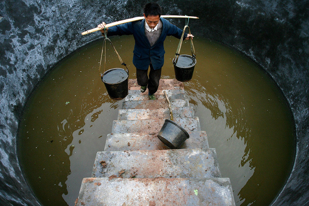 Какой-то сомнительный резервуар с водой на юго-западе Китая в провинции Сычуань