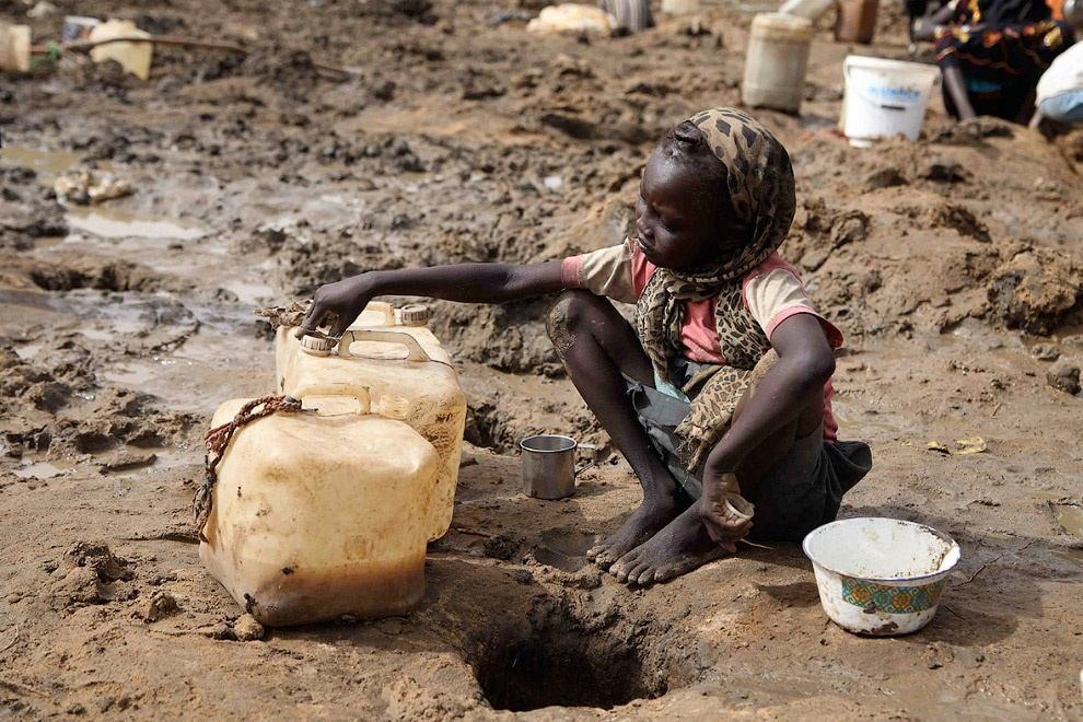 Набрала питьевой воды из ямы, Южный Судан
