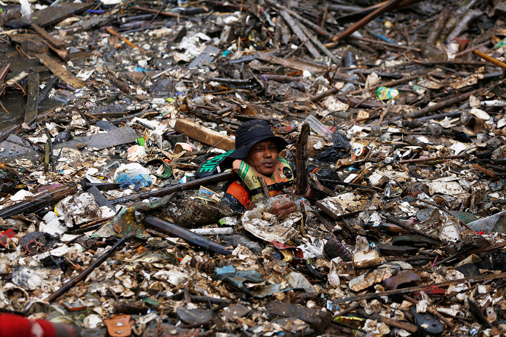 Никогда не сдавайся. Волонтер очищает реку от мусора в Джакарте