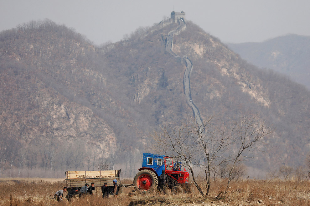 Северокорейские фермеры работают в поле на границе