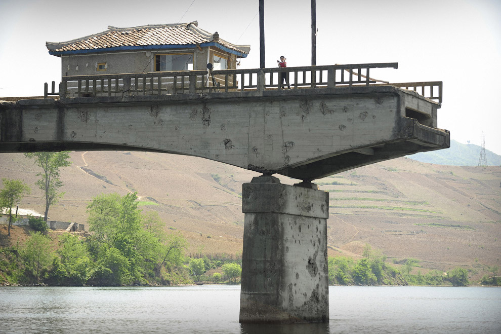 Мост, разрушенный во время Корейской войны на реке Ялу в Северной Корее