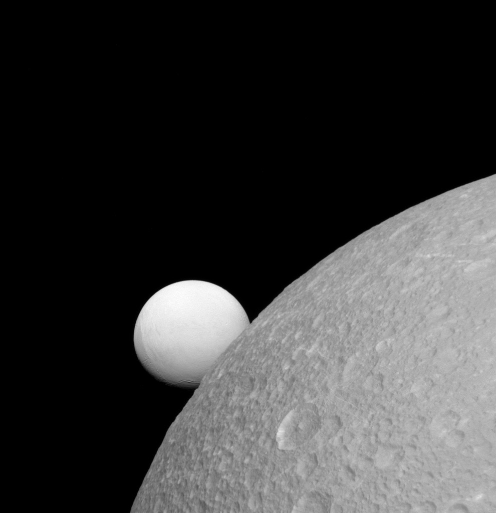 Два спутника Сатурна - Диона (рядом) и Энцелад (дальше)