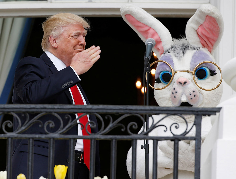 Пасхальный заяц и Трамп на балконе Белого дома в Вашингтоне