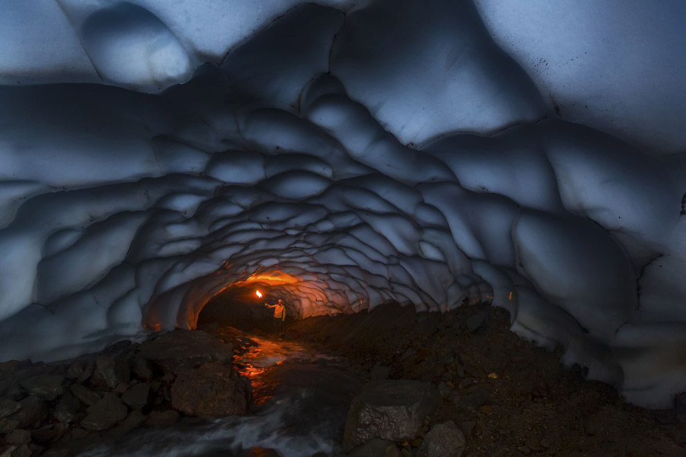 Гигантская снежная пещера на склоне вулкана Мутновский, Камчатка