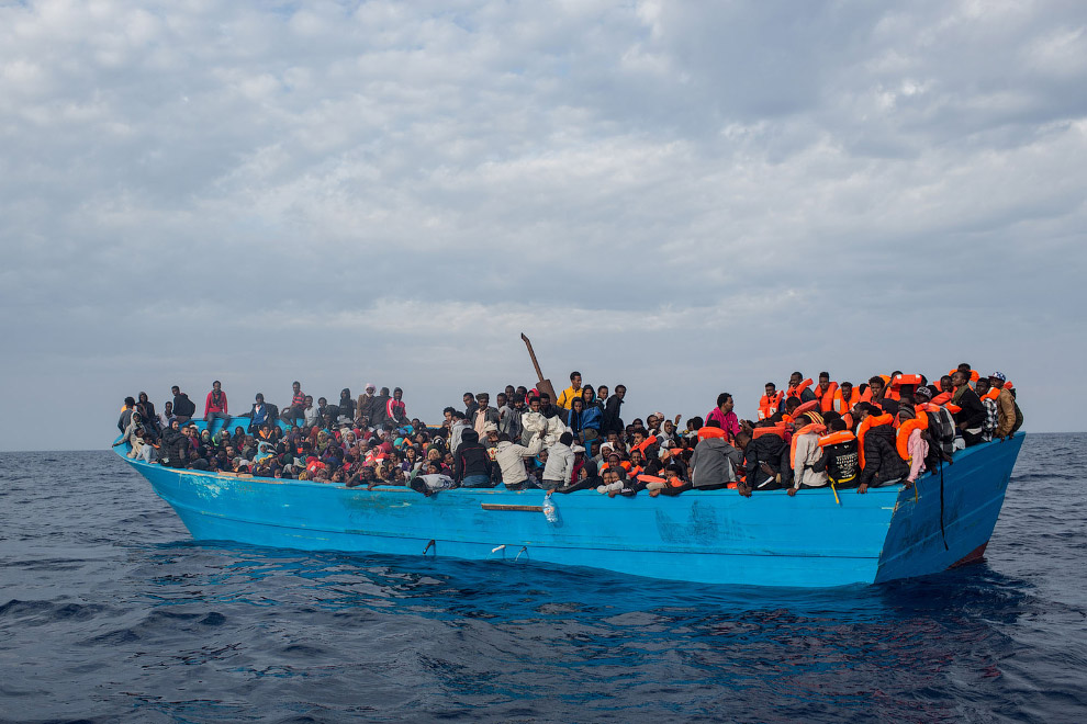 На что идут мигранты, чтобы поспасть в Европу