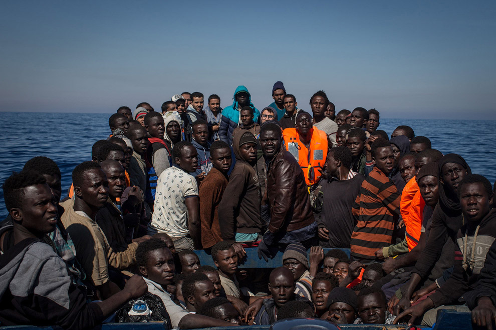 На что идут мигранты, чтобы поспасть в Европу