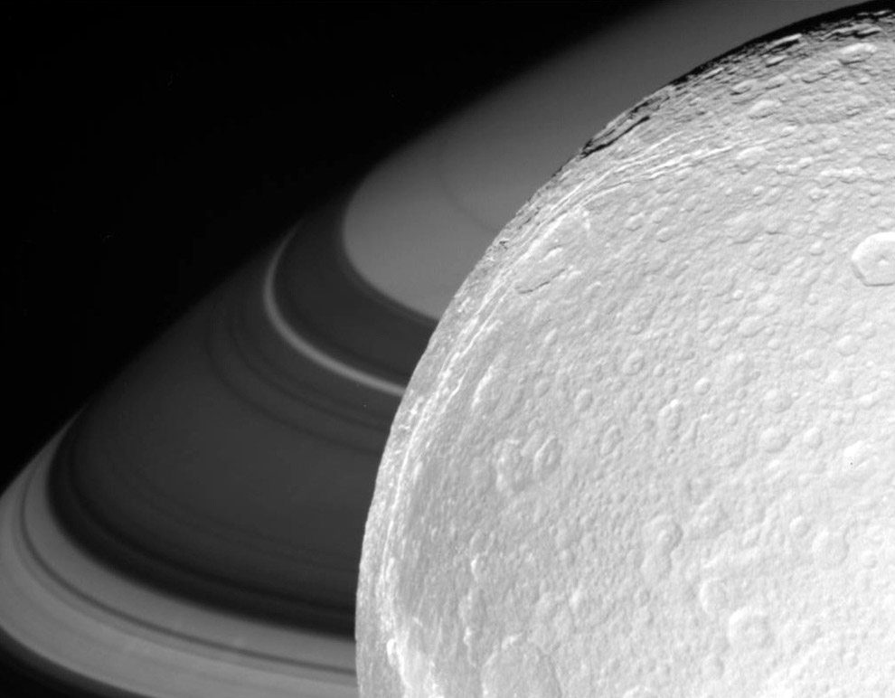 Диона — естественный спутник Сатурна