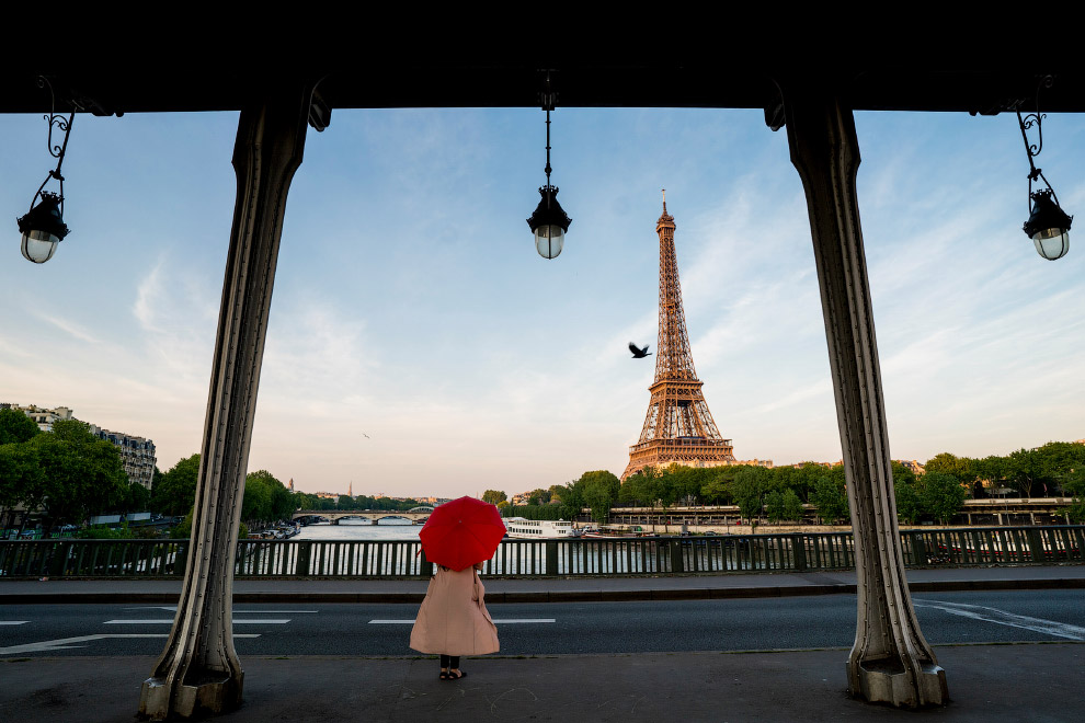 Париж и Эйфелева башня