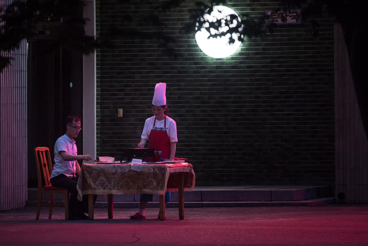Ресторанчик со столами на улицу в Пхеньяне