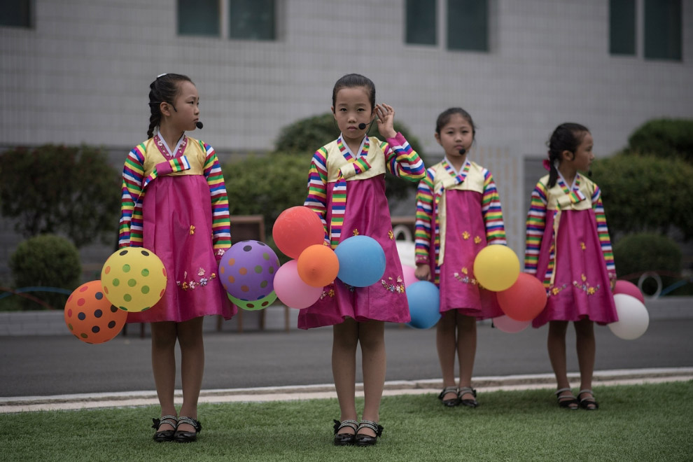Дети проводят репетицию танцевальной программы к очередном городскому празднику