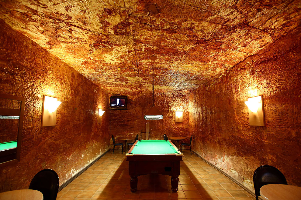 Как насчет подземного бильярда в подземном баре в отеле Desert Cave в Австралии