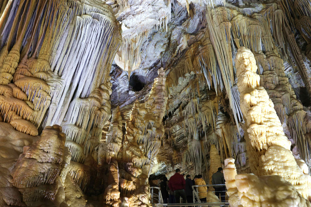 Красивая пещера в провинции Хэбэй в северном Китае