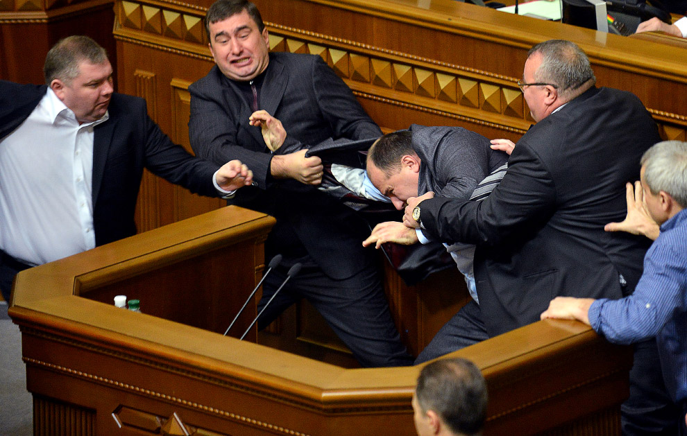 Крупное побоище в стенах украинского парламента произошло в первый же день работы новоизбранной Верховной рады