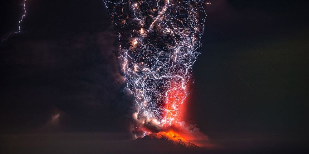 Извергающийся вулкан Кальбуко в Чили
