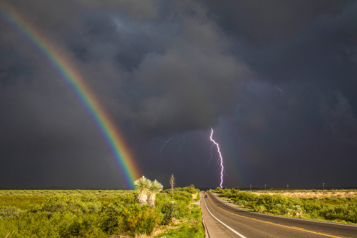 Радуга и молния во время бури в штате Аризона
