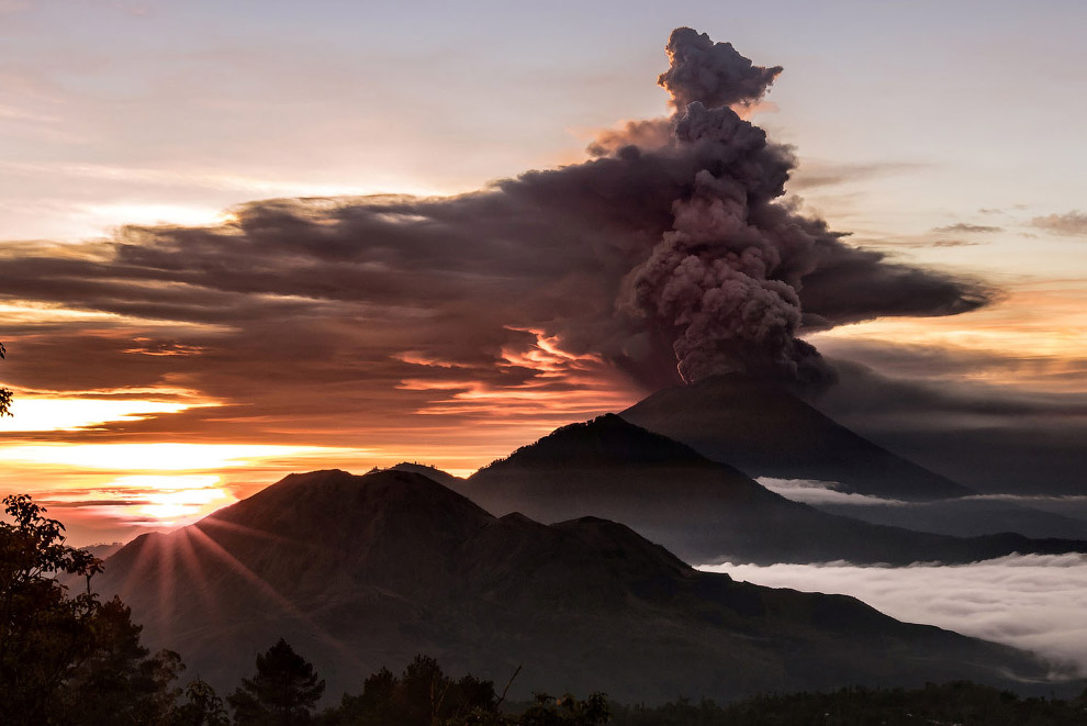 Агу́нг — стратовулкан, расположенный на острове Бали и входящий в состав одноимённой провинции Индонезии.