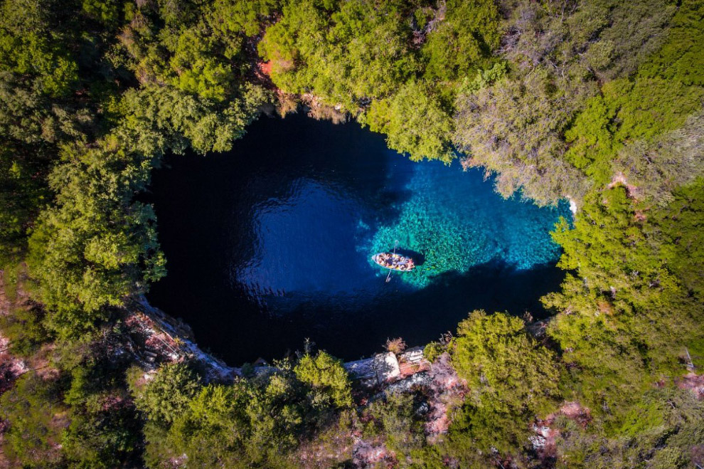 Мелиссани — пещерное озеро
