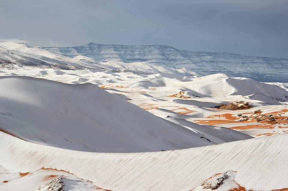 В пустыне Сахара выпал снег
